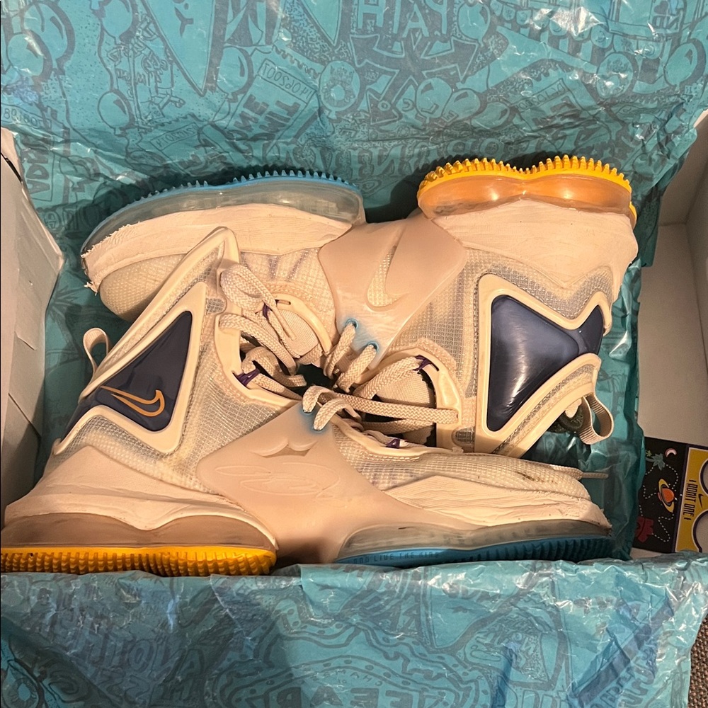 Nike High-Top Sneakers LeBron XIX (19)